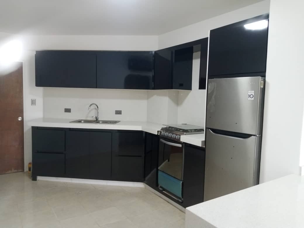 Cocina empotrada en melamina Caracas